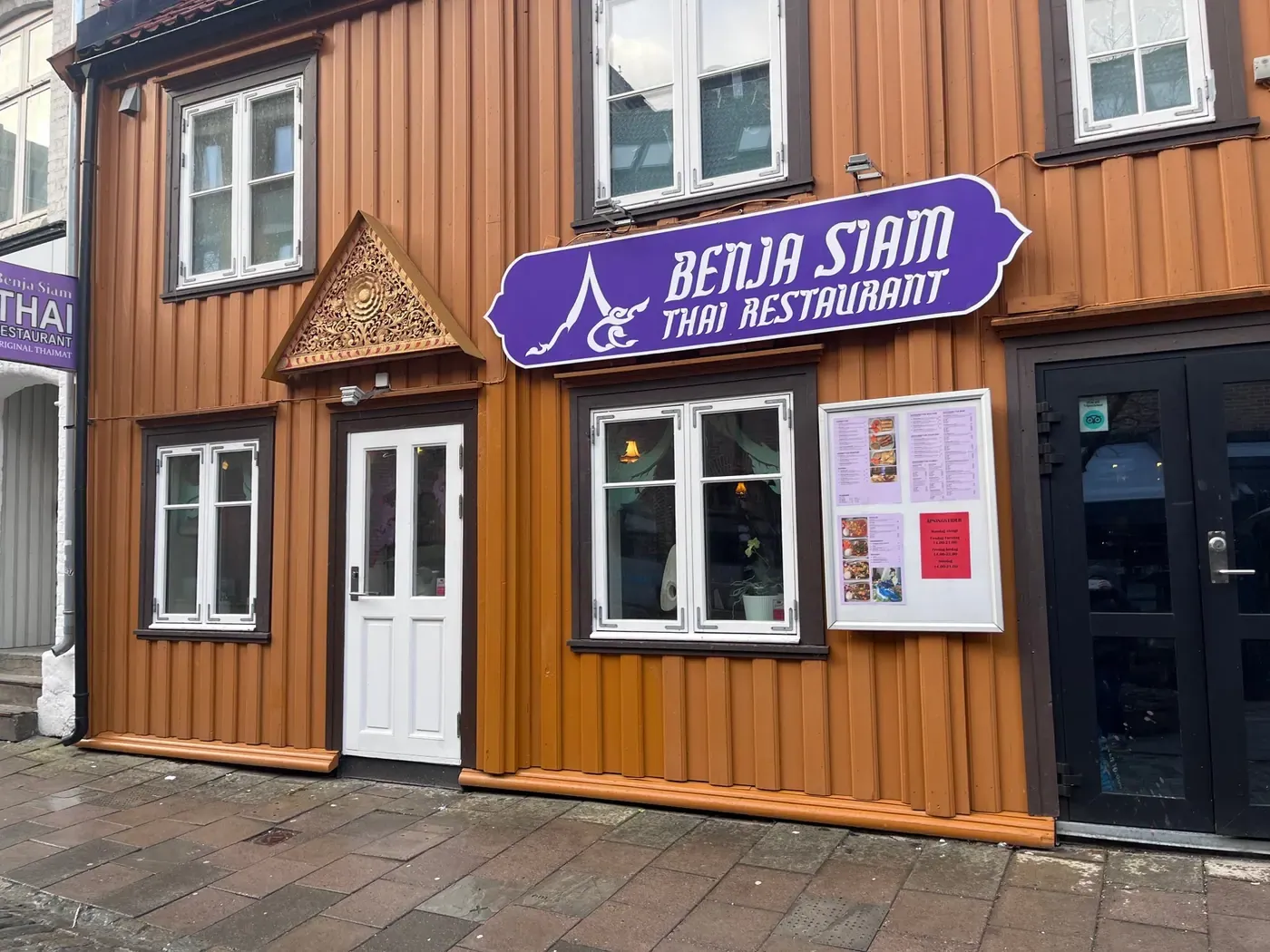 Fasaden en solrik dag