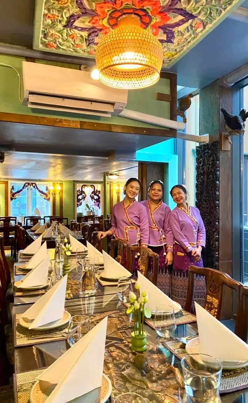 Vertskapet vårt i tradisjonelle thailandske drakter