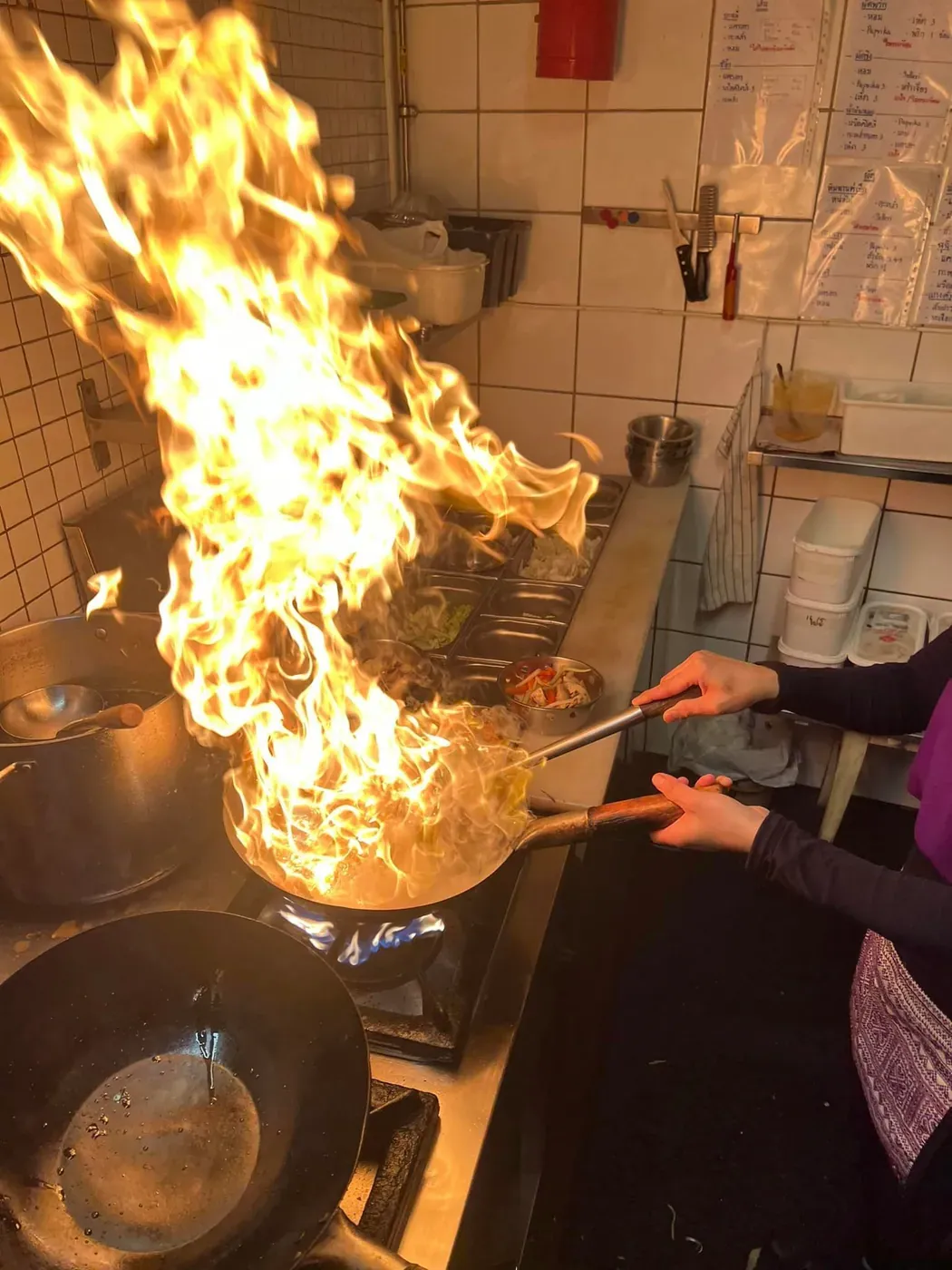 Wokpannen i full fyr på kjøkkenet